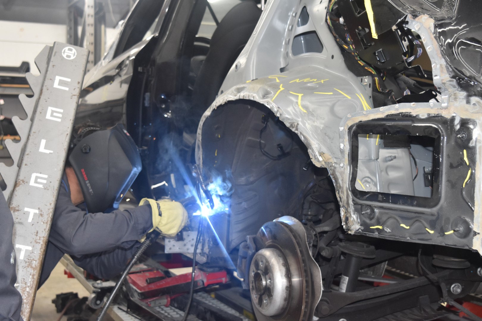 Read more about the article WHAT COLLISION REPAIR CHALLENGES DO HYBRID VEHICLES PRESENT?